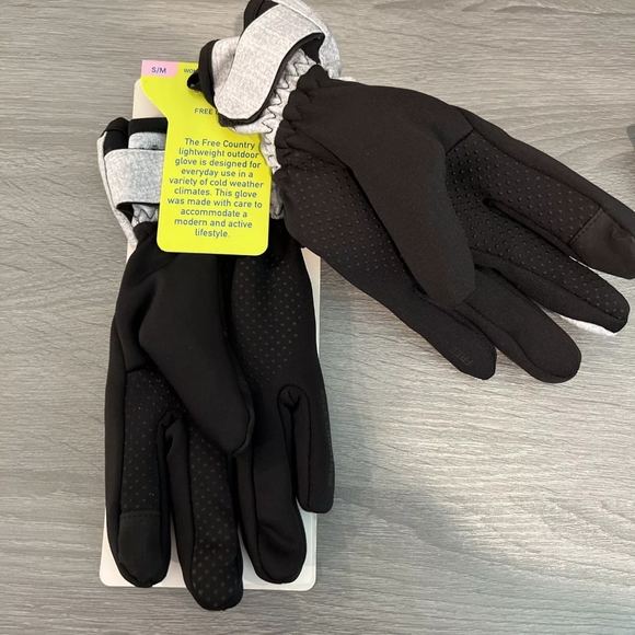 Free Country Women's Touchscreen Compatible Insulated Warm Softshell Glove-Offer - Picture 5 of 8